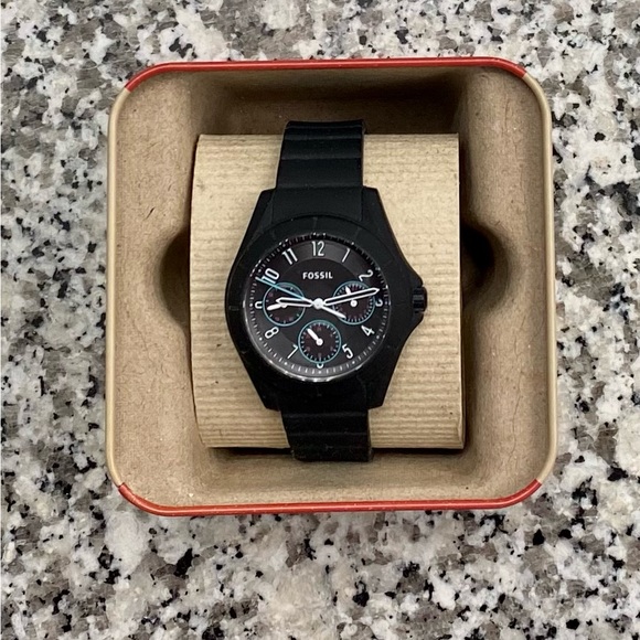 Women’s Fossil watch with black rubber band. - Picture 2 of 6